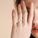 S925 Silberring mit tropfenförmigen Moissanitsteinen