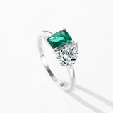 925 Sterling Silber Ring mit grüner rechteckiger Zirkonia und funkelndem Wassertropfen-Emblem