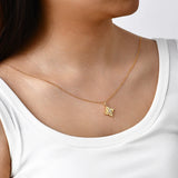 Zarter Anhänger mit Blumenemblem aus rundem Moissanit in S925 Sterling Silber
