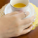 Ring mit Delfin-Schweif und blauen Steinen glamourös