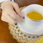 Ring mit Delfin-Schweif und blauen Steinen glamourös