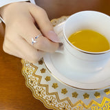 Ring mit Delfin-Schweif und blauen Steinen glamourös