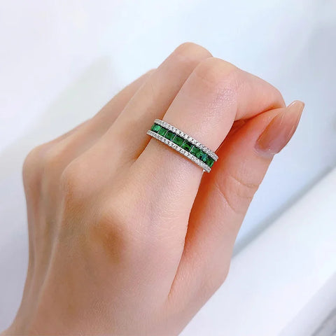 Ring aus 925 Sterling Silber mit grünen Zirkonia und weißen Kristalle