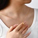 Zarter Anhänger mit Blumenemblem aus rundem Moissanit in S925 Sterling Silber