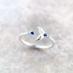 Ring mit Delfin-Schweif und blauen Steinen glamourös