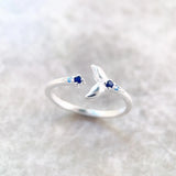 Ring mit Delfin-Schweif und blauen Steinen glamourös